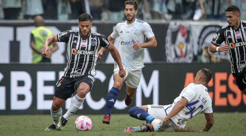 Atletico-Mineiro-striker-Givanildo-Vieira-de-Sousa-handles-the-ball-against-Cruzeiro-players-858x474.jpg