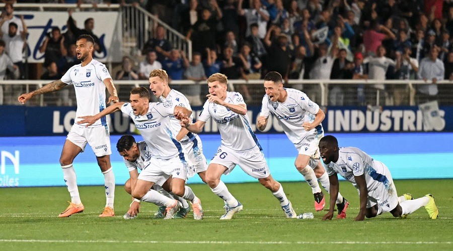 Les-joueurs-auxerrois-apres-leur-victoire-aux-tirs-au-but-contre-Sochaux-lors-des-barrages-de-Ligue-2-le-20-mai-2022-1416999.jpg