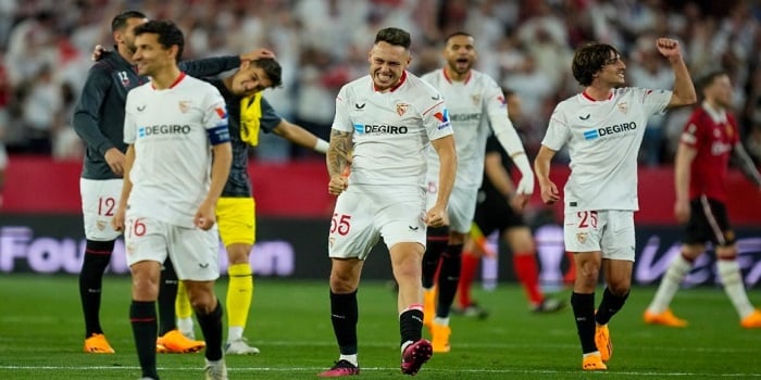 Sevilla-players-celebrate-at-the-end-of-the-Europa-League-quarter-finals-second-leg-soccer-match-between-Sevilla-and-Manchester-United-1040x572.jpg