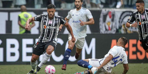 Atletico-Mineiro-striker-Givanildo-Vieira-de-Sousa-handles-the-ball-against-Cruzeiro-players-858x474.jpg